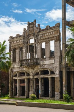 Poti, Gürcistan - 11.08.2018: P şehrinde eski yıkılmış ev