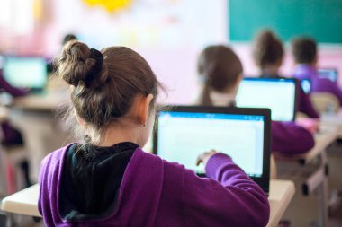 okul çocukları aktif olarak sınıfa katılıyor, 