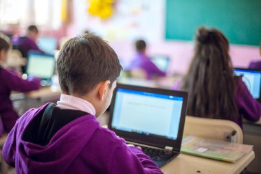 okul çocukları aktif olarak sınıfa katılıyor, 