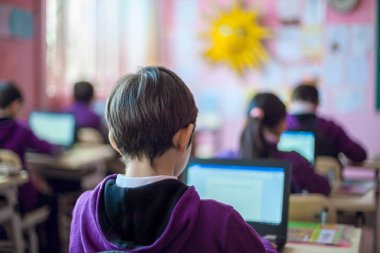 okul çocukları aktif olarak sınıfa katılıyor, 