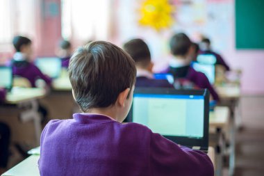 okul çocukları aktif olarak sınıfa katılıyor, 