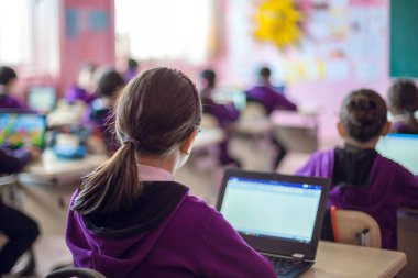 okul çocukları aktif olarak sınıfa katılıyor, 