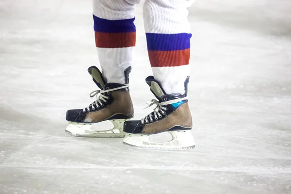 Benen tijdens de mannen ijshockey wedstrijd, sport — Stockfoto