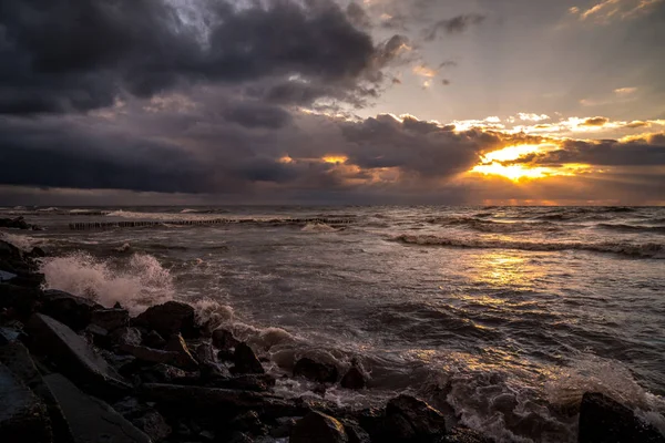 Hermoso atardecer Mar Negro. Puesta de sol del mar de oro. Poti, Georgia, natu —  Fotos de Stock
