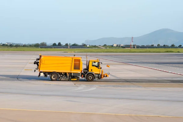 Atina uluslararası havaalanında temizlik makinesi — Stok fotoğraf