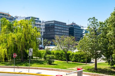 Pire, Yunanistan - 26.04.2019: Güneşli bir günde Pire sokakları,