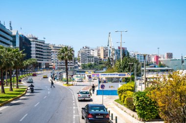 Pire, Yunanistan - 26.04.2019: Güneşli bir günde Pire sokakları,