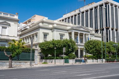 Atina, Yunanistan - 27.04.2019: Güneşli bir günde Atina sokakları, b