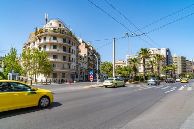 Atina, Yunanistan - 27.04.2019: Güneşli bir günde Atina sokakları, b