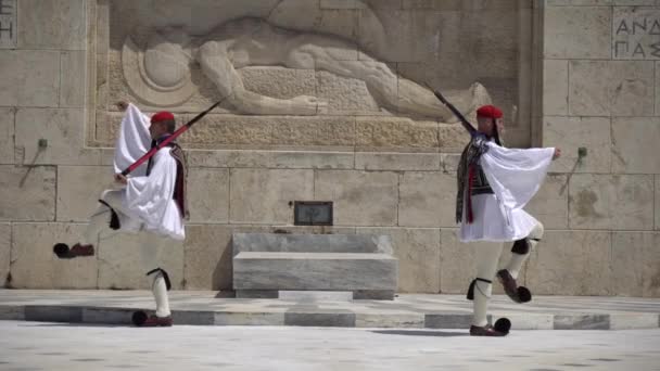 希腊雅典 2019 在议会宫执行仪式职务的警卫 纪念所有这些希腊士兵 — 图库视频影像