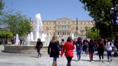 Atina, Yunanistan-26.04.2019: bir çeşme, turist ve güneşli bir gün Yunan Parlamentosu görünümü ile Syntagma Meydanı