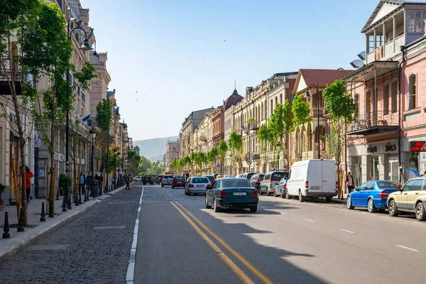 Tbilisi, Georgien-08.05.2019: Visa på Agmashenebeli Avenue är o — Stockfoto
