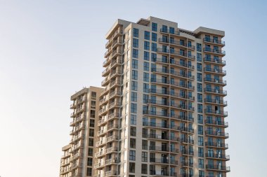 mavi gökyüzüne karşı yeni çok aileli evler