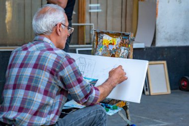 Tiflis, Gürcistan - 08.05.2019: Rustaveli caddesinde ressam.