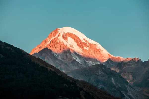 Lever de soleil sur la montagne Kazbek à Kazbegi, Géorgie — Photo