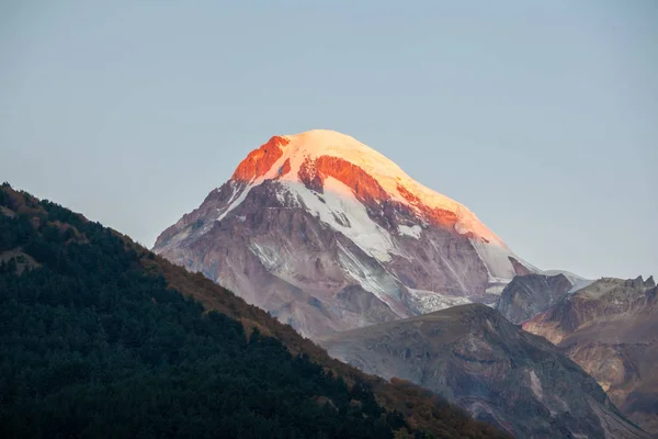 Lever de soleil sur la montagne Kazbek à Kazbegi, Géorgie — Photo