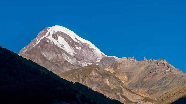 Lever de soleil sur la montagne Kazbek à Kazbegi, Géorgie — Photo