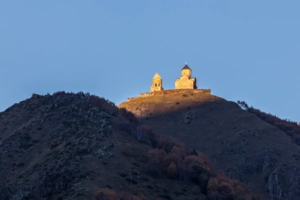 Chiesa della Trinità di Gergeti sulle montagne del Caucaso, Geogria — Foto Stock