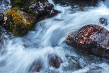 Sonbaharda Dariali geçit doğal şelale görünümü, Gveleti waterf
