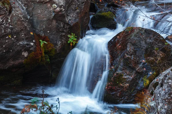Вид на мальовничі водоспад в ущелині Даралі восени, Гвелетті ватерф — стокове фото