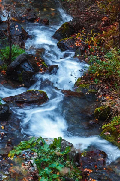 Vista panoramica cascata nella gola di Dariali in autunno, Gveleti waterf — Foto Stock