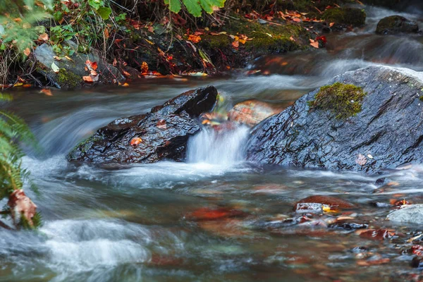 Vista panoramica cascata nella gola di Dariali in autunno, Gveleti waterf — Foto Stock