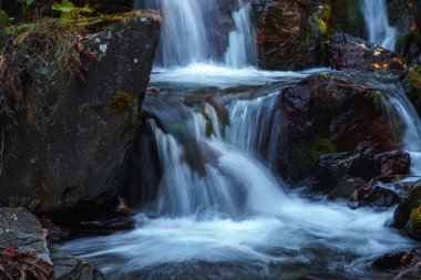 Sonbaharda Dariali geçit doğal şelale görünümü, Gveleti waterf