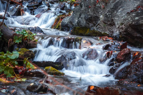Vista panoramica cascata nella gola di Dariali in autunno, Gveleti waterf — Foto Stock