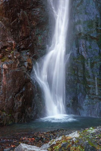 Grandes chutes d'eau de Gveleti dans une gorge de Dariali près de la ville de Kazbegi — Photo