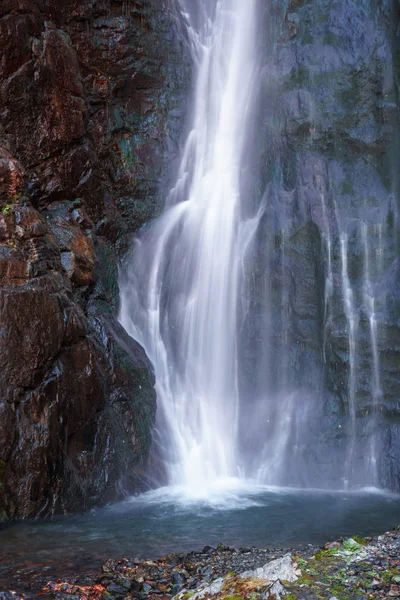 Grandes chutes d'eau de Gveleti dans une gorge de Dariali près de la ville de Kazbegi — Photo