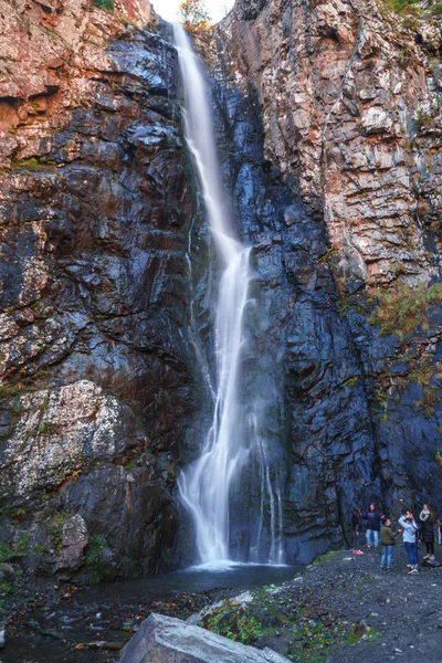 Gveleti nagy vízesések egy Dariali Gorge közelében Kazbegi város — Stock Fotó