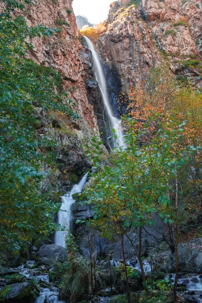 Gveleti Cachoeiras grandes em um desfiladeiro de Dariali perto da cidade Kazbegi — Fotografia de Stock