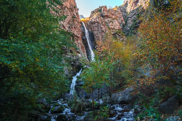 Kazbegi şehrine yakın bir Dariali Geçidi'nde Gveleti Büyük Şelaleler 