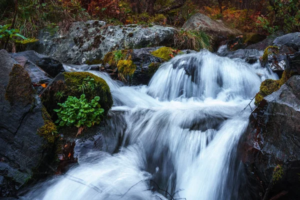 Malerischer Blick auf den Wasserfall in der Dariali-Schlucht im Herbst, gveleti waterf — Stockfoto
