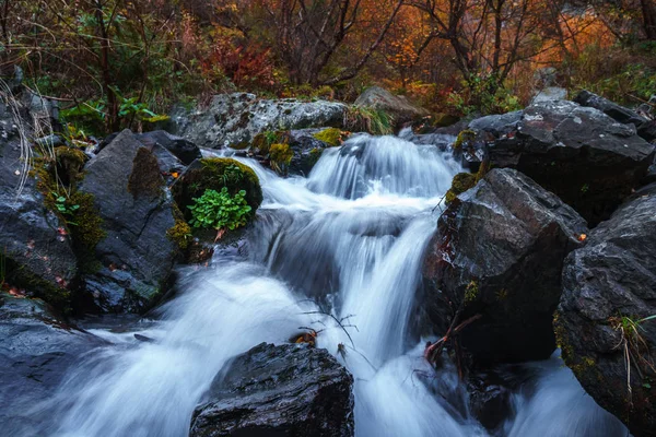Красивый вид на водопад в ущелье Дариали осенью, Гвелетинский водопад — стоковое фото