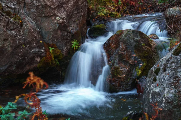 Scenic waterfall view in Dariali gorge in autumn, Gveleti waterf — Stock Photo, Image