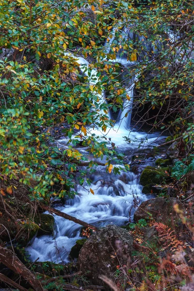 Cachoeira panorâmica vista em desfiladeiro Dariali no outono, Gveleti waterf — Fotografia de Stock