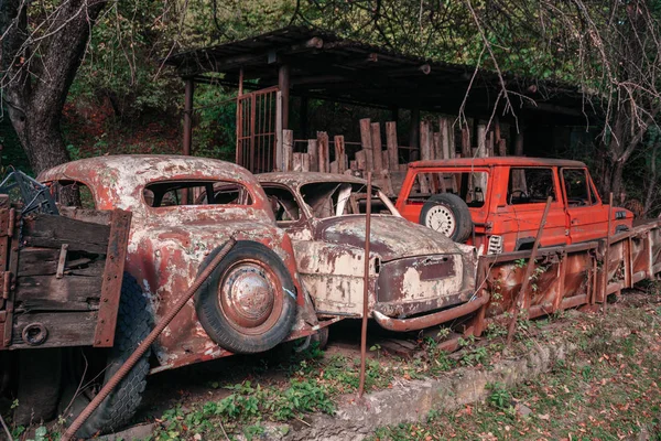 Pasanauri, Gruzja-06.10.2018: stary zardzewiałe na zewnątrz złom retro samochody — Zdjęcie stockowe