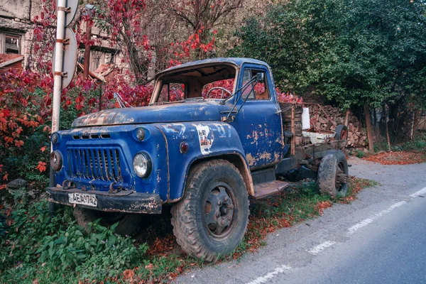 Pasanauri, Georgia - 06.10.2018: Old rusted out scrap retro cars — Stock Photo, Image