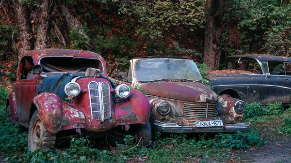 Pasanauri, Georgia - 06.10.2018: Old rusted out scrap retro cars — Stock Photo, Image
