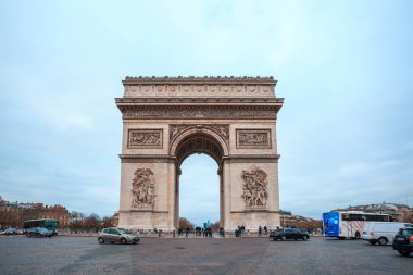 Paris, Fransa - 15.01.2019: Arc De Triump, ortada yer alıyor