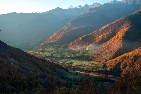 Árboles de colores en las montañas de Svaneti en el otoño. Beautifu. — Foto de Stock