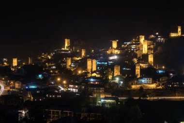 Mestia köyünde gece aydınlatmaile Svan kuleleri görünümü