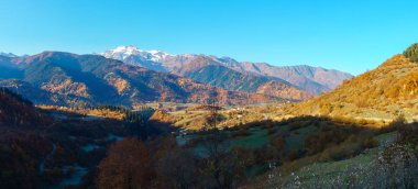 Svaneti'deki Kafkas dağları. Güzel dağ manzarası.