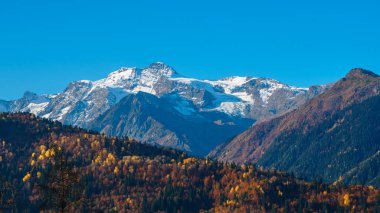 Svaneti'deki Kafkas dağları. Güzel dağ manzarası.