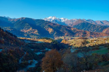 Svaneti'deki Kafkas dağları. Güzel dağ manzarası.