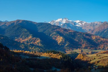 Svaneti'deki Kafkas dağları. Güzel dağ manzarası.