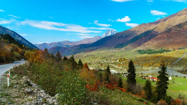 A kaukázusi hegység Svaneti. Gyönyörű hegyi táj. — Stock Fotó