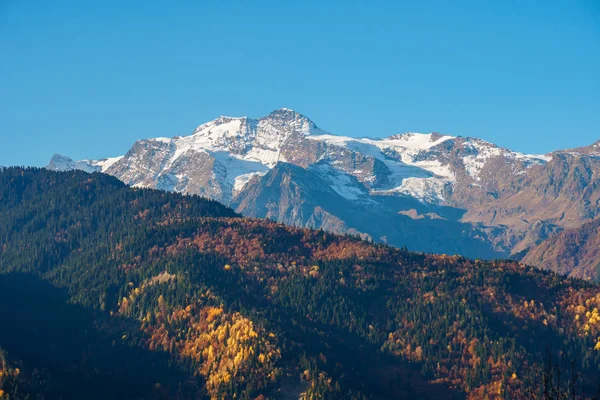 Kavkazský hory ve Svaneti. Krásná horská krajina. — Stock fotografie