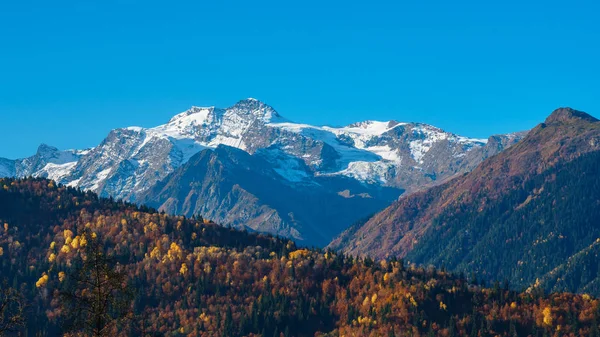 Las montañas del Cáucaso en Svaneti. Hermoso paisaje de montaña . — Foto de Stock